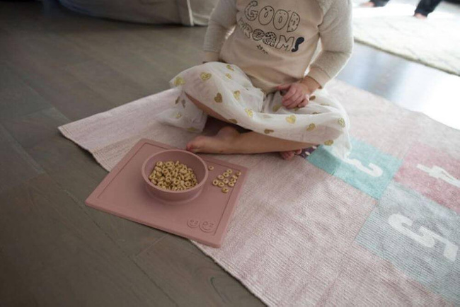 EZPZ Silikonowa miseczka z podkładką 2w1 Mini Bowl pastelowa zieleń